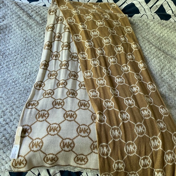 Michael kors scarf - Picture 2 of 4